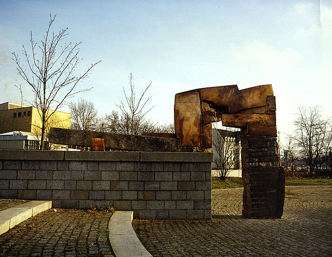 Volker_Bartsch_Tor_am_Karlsbad_Bronze_Berlin_1992