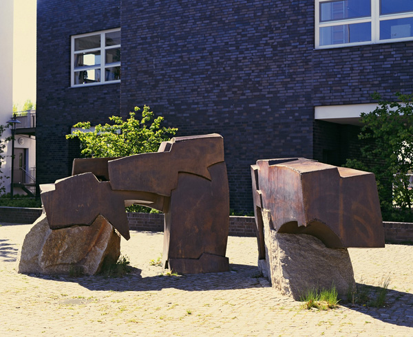 Volker_Bartsch_Skulpturensemble_Bronze_Granit_Berlin_Hohenschoenhausen_1995